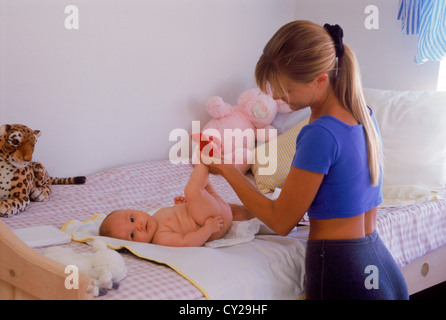 Mutter Babys Windel zu Hause im Bett ändern Stockfoto