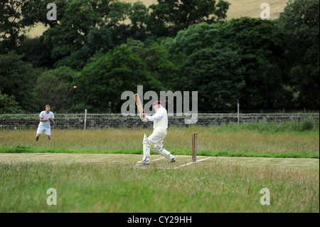 Cricket-Match im Auslauf House, Sun Inn in ESK, North yorkshire Stockfoto