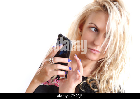 Studio-Shooting - junge Frau Tippen Sie auf ihr Handy Stockfoto
