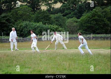 Cricket-Match im Auslauf House, Sun Inn in ESK, North yorkshire Stockfoto