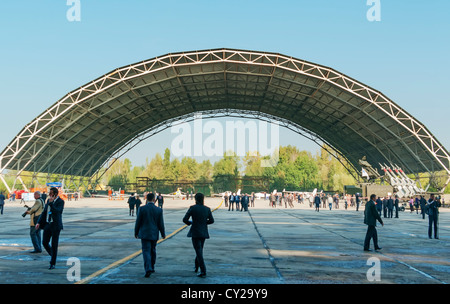 Ausstellung von Luftfahrtgerät unter einem offenen Hangar. Ausstellung "Aviasvit 21'. Stockfoto