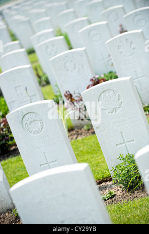 Die Grabsteine der gefallenen Commonwealth-Soldaten am Tyne Cot WW1 Soldatenfriedhof Passchendael, Belgien Stockfoto