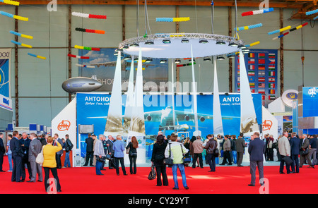 Antonov Aviadesign feste Ausstellung im Pavillon-Hangar stehen. Eröffnung der Ausstellung "Aviasvit 21" Tag. Stockfoto