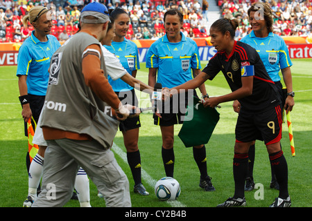 Mannschaftsführer Homare Sawa von Japan (L) und Maribel Dominguez von Mexico (R) schütteln sich die Hände vor einem 2011 FIFA Frauen-WM-Spiel Stockfoto