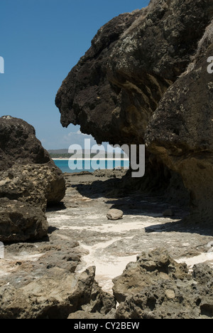 Vulkanische Felsformationen umrahmen einen menschenleeren Strand von Tanjung Aan auf Lombok, Indonesien Stockfoto