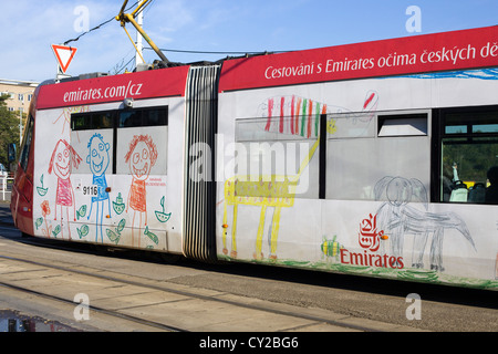 Straßenbahn auf den Straßen von Prag mit Kinder Design auf sie gezeichnet Stockfoto