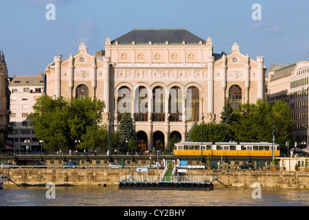 Vigado Konzertsaal und Donau Ufer in Budapest, Ungarn. Stockfoto