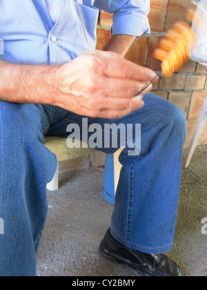 Alter Mann mit seinem Komboloi, Kreta, Griechenland Stockfoto