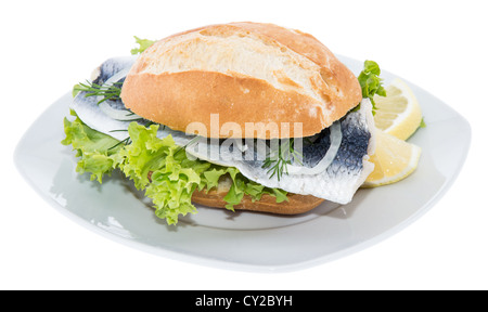 Frischer Hering auf einer Rolle vor weißem Hintergrund Stockfoto