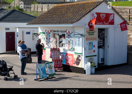 Menschen Schlange stehen am Eis Kiosk auf der Strandpromenade, Seaton, Devon Stockfoto