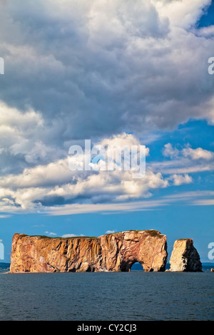 Perce Rock aus dem Golf von St. Lawerence, Quebec, Kanada. Stockfoto