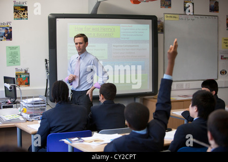 Lehrer nimmt eine Klasse in Pimlico Academy, einem modernen Gymnasium Absichtserklärung Ausbildung in London, Vereinigtes Königreich. Stockfoto