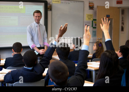 Lehrer nimmt eine Klasse in Pimlico Academy, einem modernen Gymnasium Absichtserklärung Ausbildung in London, Vereinigtes Königreich. Stockfoto