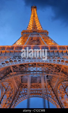 Der Eiffelturm von unten nach oben in den Abend in Paris, Frankreich. Stockfoto