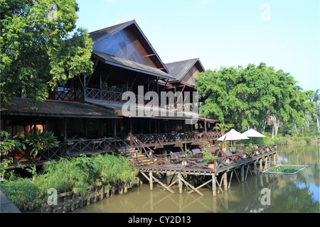 Hauptrestaurant Gebäude und Sonnendeck in Sepilok Nature Resort, Sandakan Bezirk, Sabah, Borneo, Malaysia, Südost-Asien Stockfoto