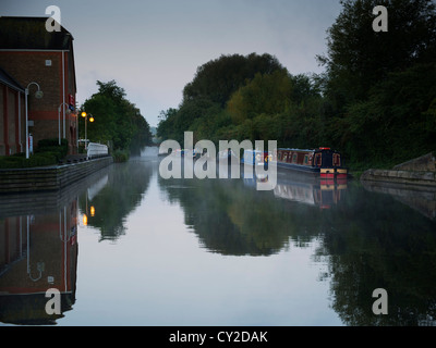 Nebligen Morgen am Grand Union Canal, Rickmansworth. Narrowboats sind neben dem Leinpfad festgemacht. Stockfoto