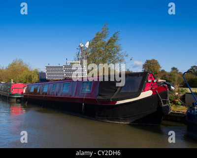 Sonnenkollektoren und einer kleinen Windmühle bieten alternative Strom für eine Tauchsafari Narrowboat auf der Oxford Union Canal. Stockfoto