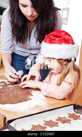 Mama und Tochter Weihnachtsplätzchen Backen Stockfoto