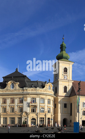 Rumänien, Sibiu, Piata Mare, Rathaus, Kirche der Heiligen Dreifaltigkeit, Stockfoto