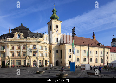 Rumänien, Sibiu, Piata Mare, Rathaus, Kirche der Heiligen Dreifaltigkeit, Stockfoto