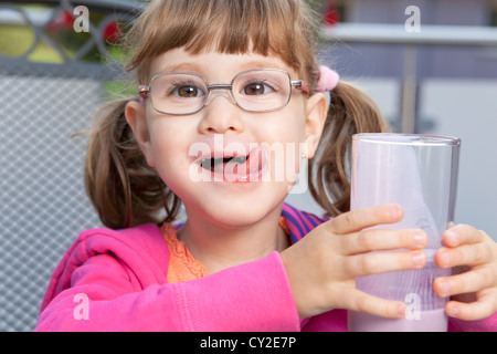 Kleine Mädchen genießen seinen Milchshake Stockfoto