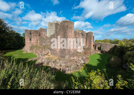 Ansicht von GOODRICH aus äußeren Wand über BURGGRABEN ROSS-on-WYE, HEREFORDSHIRE, ENGLAND UK Stockfoto