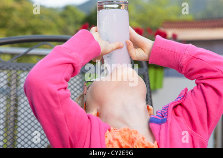 Kleine Mädchen genießen seinen Milchshake Stockfoto