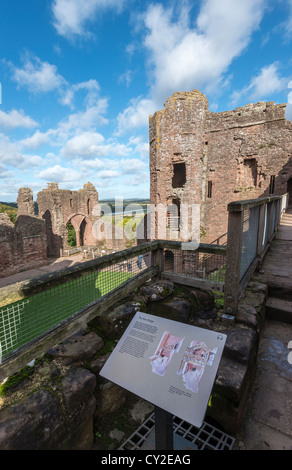 GOODRICH CASTLE in der Nähe von ROSS-On-WYE mit PLAN des Schlosses, HEREFORDSHIRE, ENGLAND UK Stockfoto