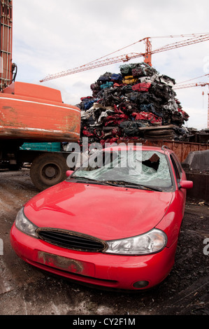 Schrottplatz mit defekten Autos Stockfoto