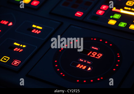 Fragment des beleuchteten Schiff Control Panels in der Dunkelheit. Selektiven Fokus Stockfoto