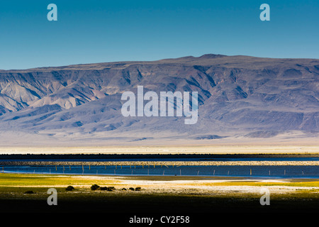 Kalifornien 2012 - Owens Lake auf der Route 395 südlich von Lone Pine. Mineralische Wohnungen mit Bergbau Extraktion der getrockneten Seegrund. Stockfoto