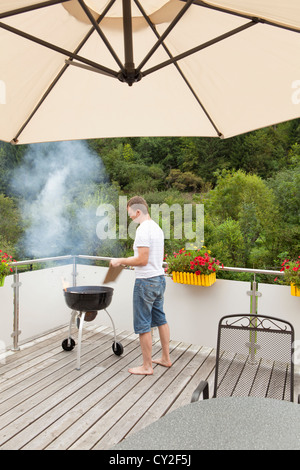 Grillmeister beim Zünden des Feuers des Grills Stockfoto