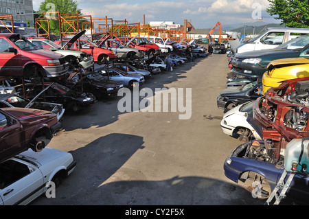 Tausende von alten Autos werden auf dem Schrottplatz in Deutschland vernichtet werden Stockfoto