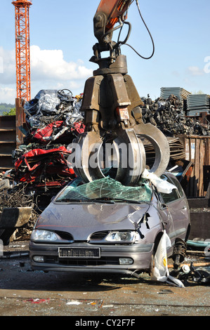 Tausende von alten Autos werden auf dem Schrottplatz in Deutschland vernichtet werden Stockfoto