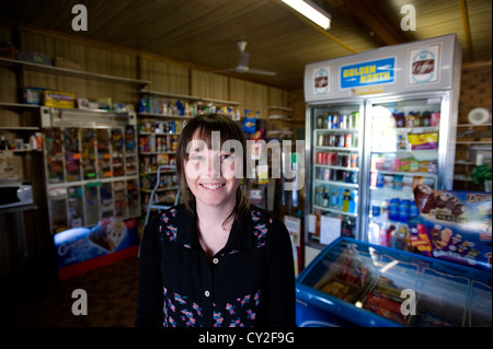 junge Frau alten shop Stockfoto