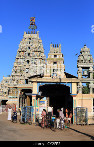 Menschen beten im Sri Pathrakali Hindu Tempel Gopuram Tower in Trincomalee auf Sri Lanka. Stockfoto