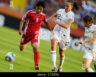 UN-Sim Ra von Nordkorea (8) in Aktion gegen Lauren Cheney der USA (12) während einer 2011 FIFA Frauen Welt Cup Gruppe C Spiel. Stockfoto