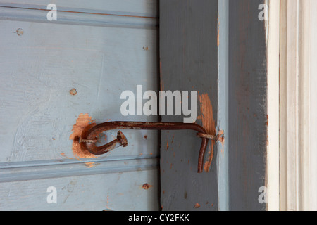 Ein Nagel dient als eine Verriegelung auf diese altmodischen Holztür Stockfoto