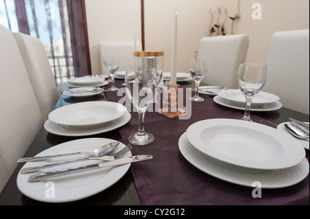 Esszimmer mit Tisch und Einstellungen in einem Luxus-apartment Stockfoto