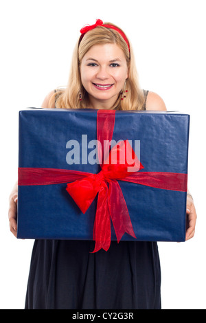 Glückliche Frau mit großen blauen Geschenkbox, isoliert auf weißem Hintergrund. Stockfoto