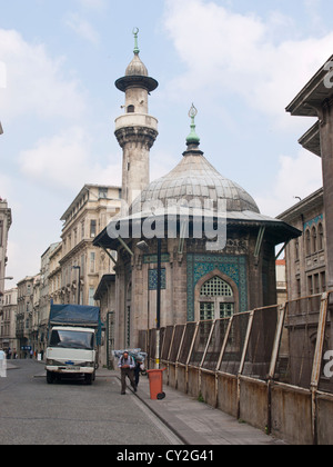 Kleine Moschee mit Fliesen in der Nähe von großen Basar in Istanbul Türkei und Menschen, die waren auf den Markt Stockfoto