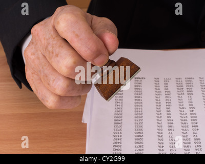 Mann mit Stempel und Zahlen, Zahlen Stockfoto