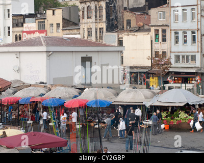 Regenschirme von Karakoy Fischmarkt in Istanbul Türkei mit Angelruten auf dem Display für Sportfischerei auf Galata-Brücke Stockfoto