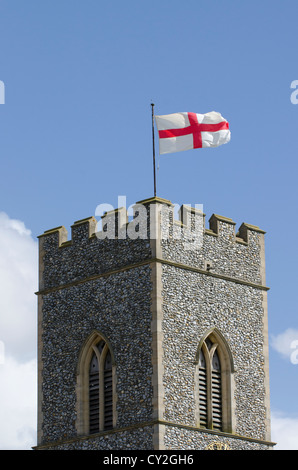 Wighton Dorf Allerheiligen Kirche Turm fliegen die Flagge von St. George Stockfoto