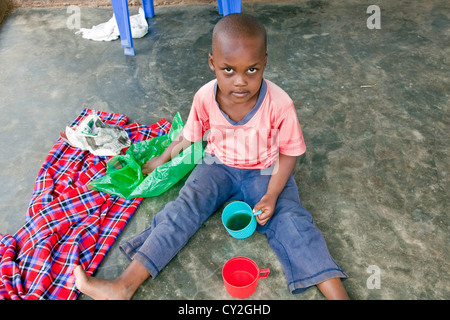 Eine junge afrikanische Waisen Kinder spielen auf der Straße in Moshi; Tansania; Ost-Afrika Stockfoto