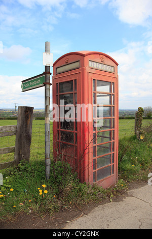 Öffentlichen Fußweg Zeichen, rote Telefonzelle auf Landstraße, LLay, Wrexham, Nordwales, Vereinigtes Königreich. Stockfoto