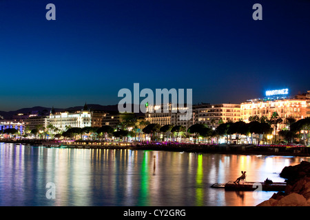 Die berühmten Art-deco-Stil Grand Hotel Martinez und Carlton an der Croisette in Cannes in der Abenddämmerung, Frankreich Stockfoto