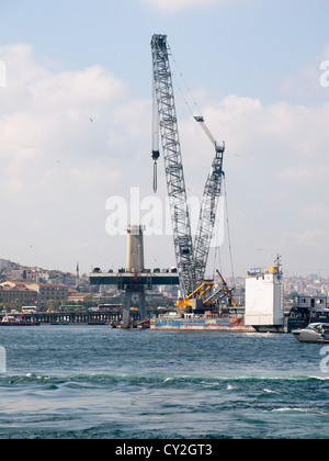 Laufenden Arbeiten an der Brücke der neuen u-Bahn-Linie über das Goldene Horn in Istanbul Türkei Stockfoto