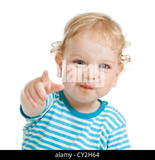 lustige lockiges Kind mit schmutzigen Lippen zeigen mit dem Finger direkt in die Kamera Stockfoto