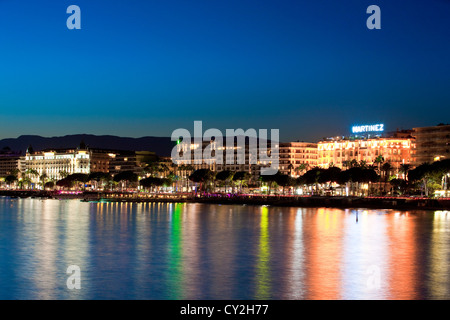 Die berühmten Art-deco-Stil Grand Hotel Martinez und Carlton an der Croisette in Cannes in der Abenddämmerung, Frankreich Stockfoto